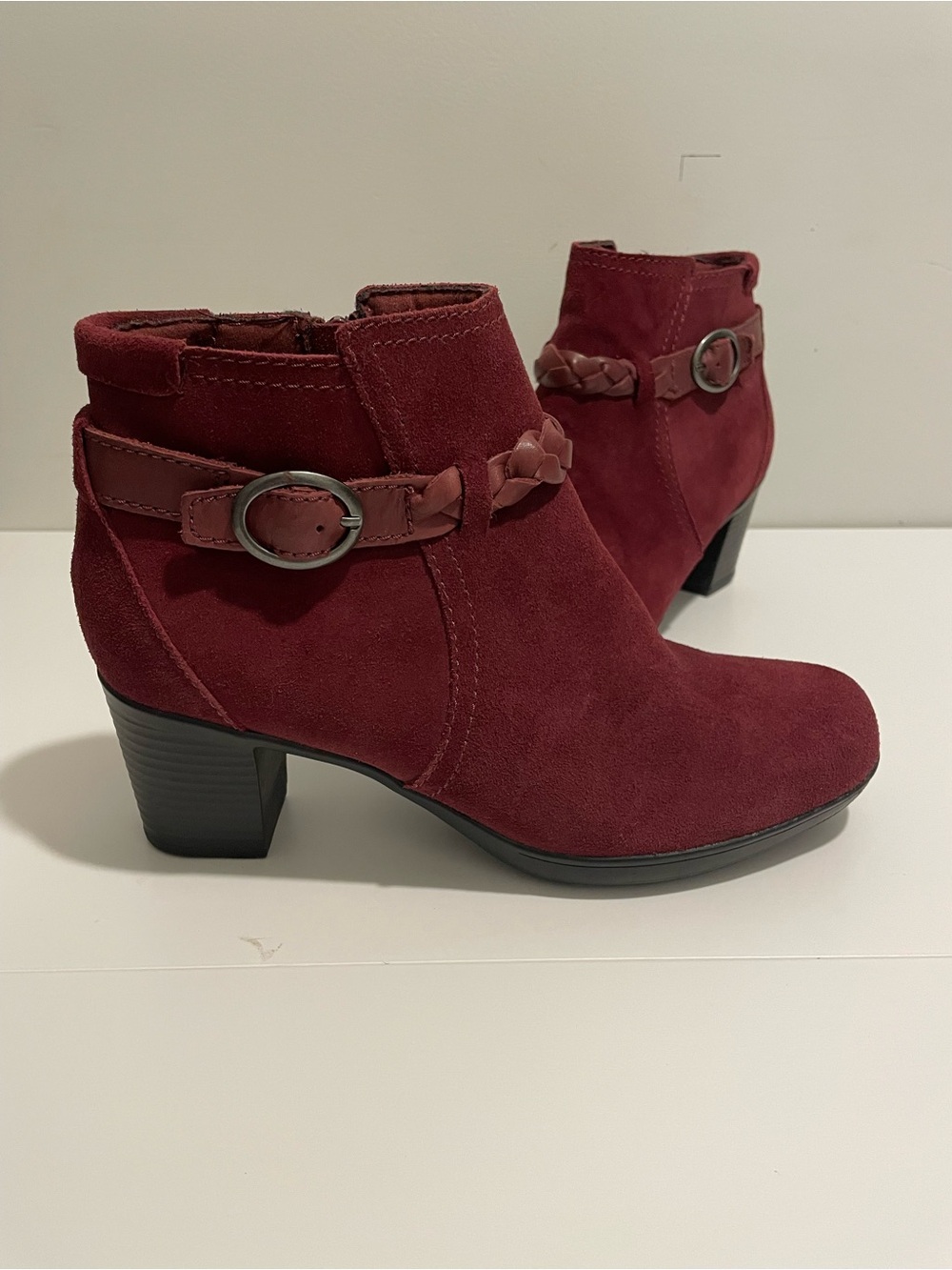 Clarks Brand Women's size 7.5 Burgundy Bendables Bootie Booties Suede Braided